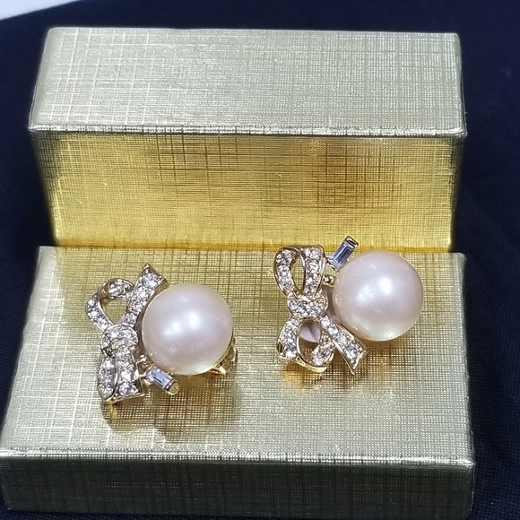 Vintage Nina Ricci  faux pearl clip on earrings - Picture 2 of 13